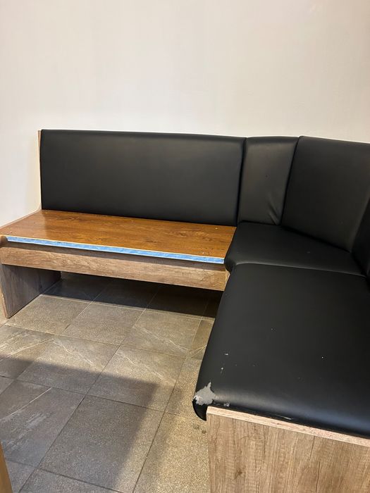 Set mobilier format din patru piese: cuier, masuta de cafea, masa de bucatarie si coltar
