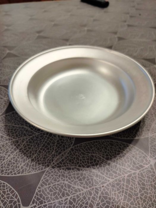 Алуминиеви чинии и порцеланови купички