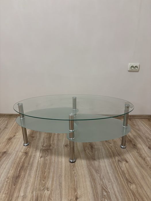 Интериорна стъклена маса