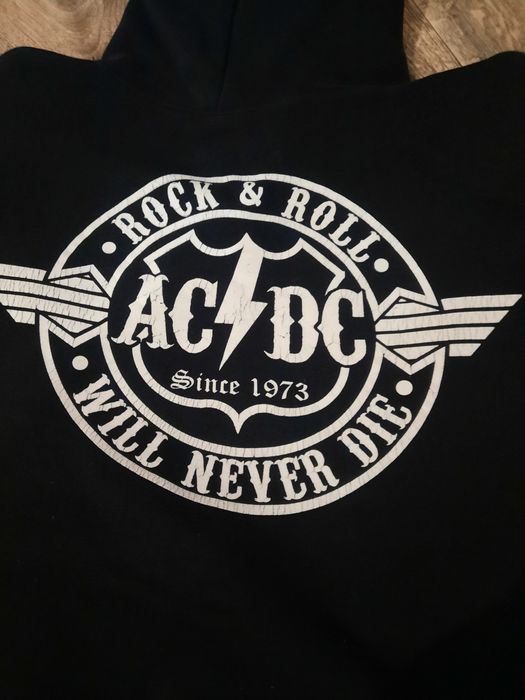 Тёплая чёрная кофта с группой AC/DC