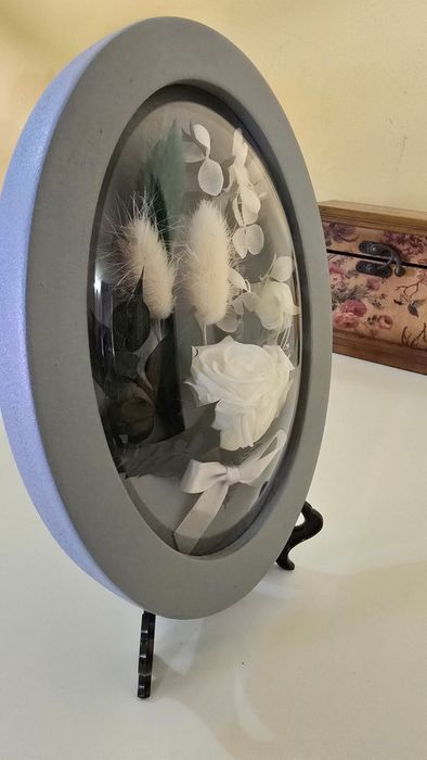 Tablou oval realizat manual cu flori naturale