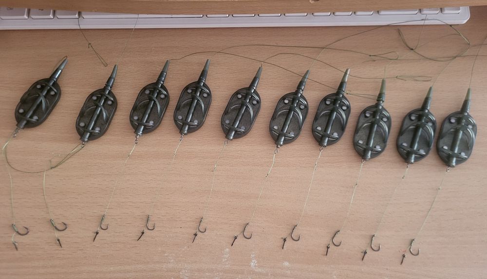 10 monturi method feeder+ 2 cadouri