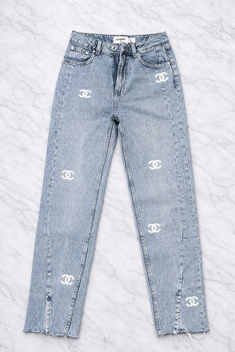 дамски дънки на шанел с цепка отпред ползвани но запазени с модерен дизайн chanel деним