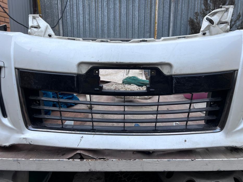 Продаю передний бампер Toyota Estima