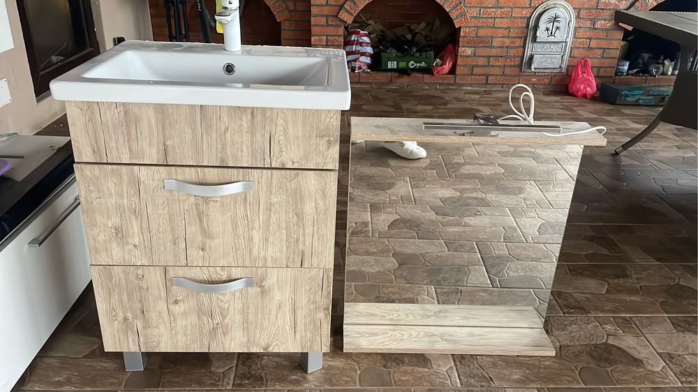 Mobiler baie , cu oglinda , stare foarte buna,