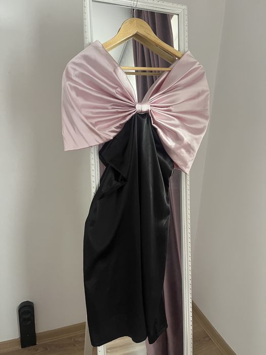 сатенена черна рокля с розова панделка cider