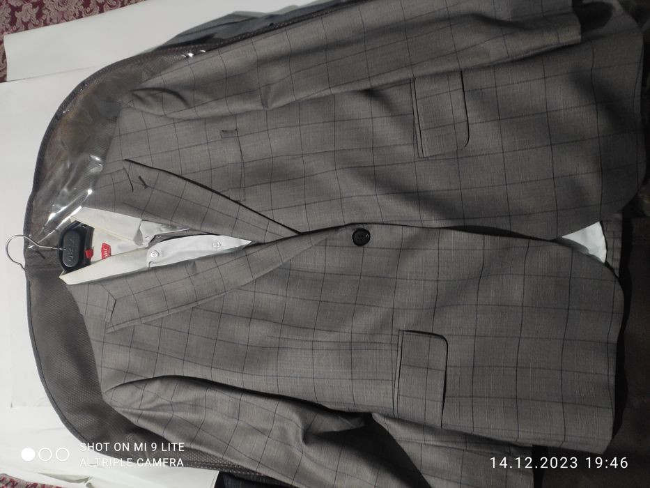 Кастюм шим сотилади