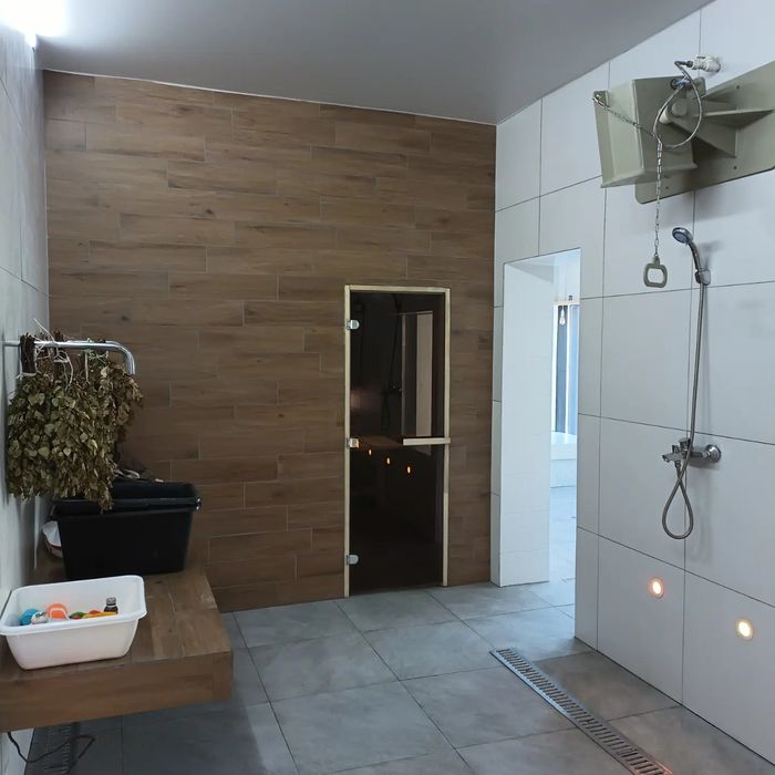 Баня с уличным горячим бассейном