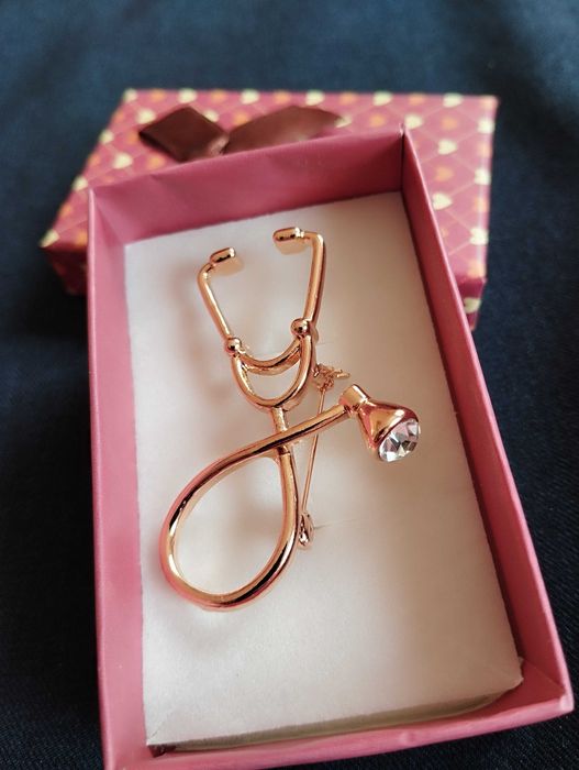 Брошь для врача медика