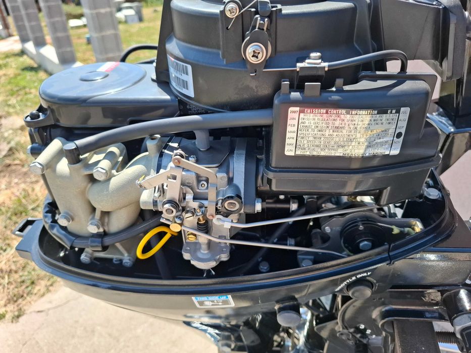 Надуваема лодка с извънбордов двигател