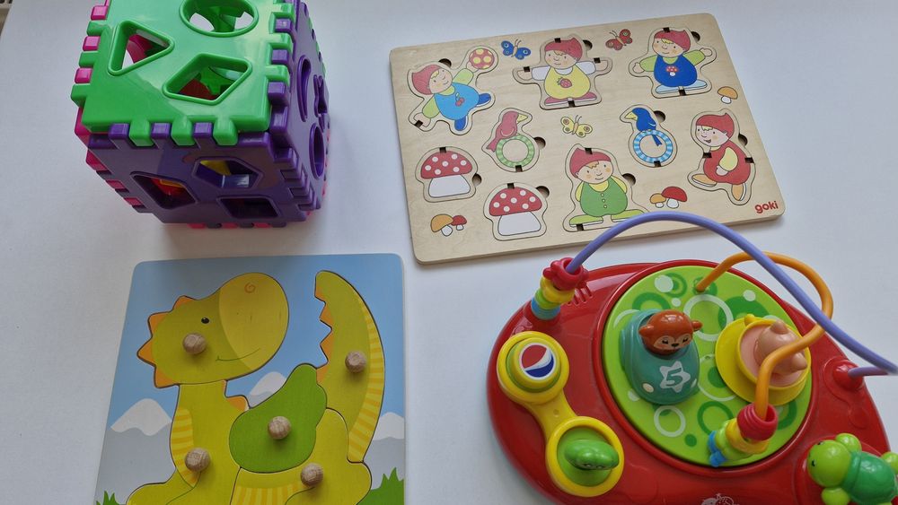 Лот дървени пъзели,гумен жираф и детски бебешки играчки
