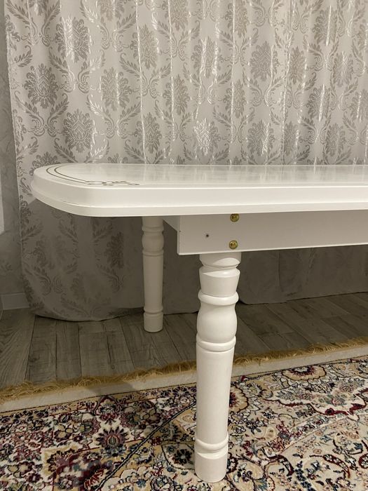 Стол гостиный белый