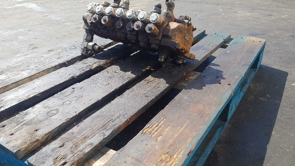 Distribuitor hidraulic spate buldoexcavator Case 580