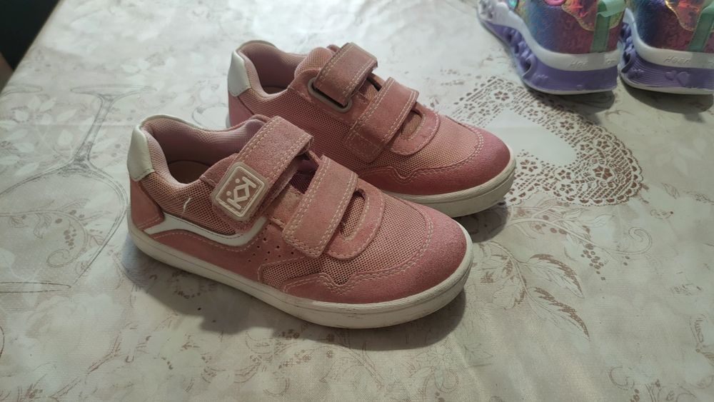 Два чифта детски маратонки Sketchers и Колев и Колев