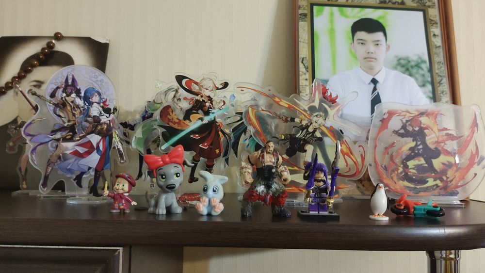 Продам акриловые фигурки.