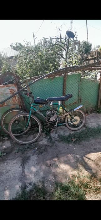 vand bicicleta cu motor de 80 cc 2 T perfect functionala sau dau la schimb in combinatii