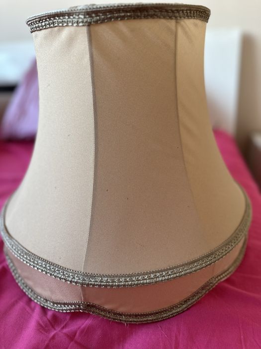 Продавам мраморна настолна лампа с абажур