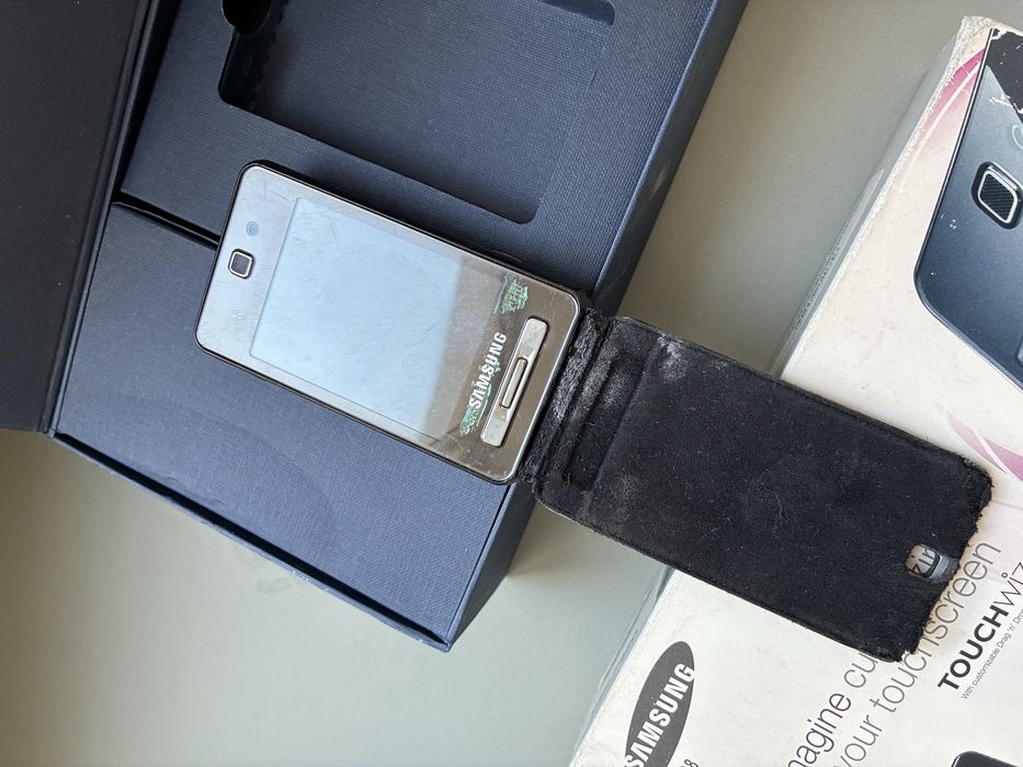 Продаем старый телофон samsung с кробкой и чехлом