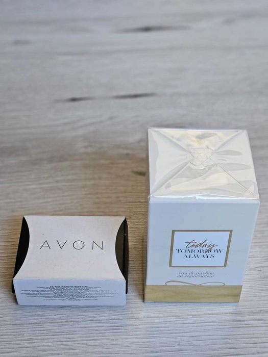 Set cadou AVON: bijuterii + parfum NOI
