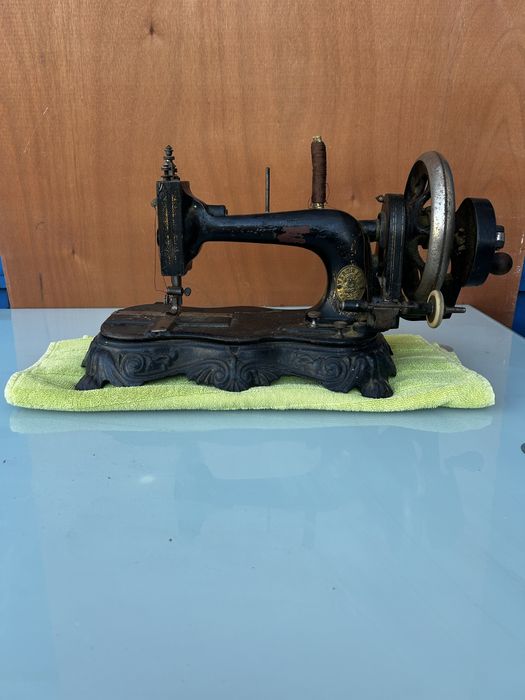 Mașină de cusut antică A. Wertheim Francfort - model vintage manual