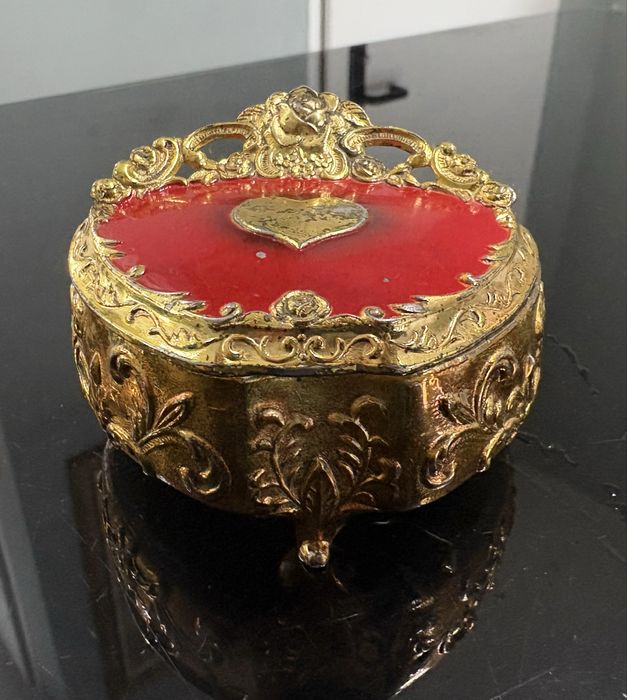 Винтидж малка метална бижутерка