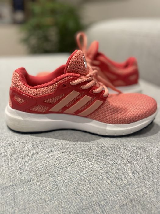 Дамски детски маратонки адидас.