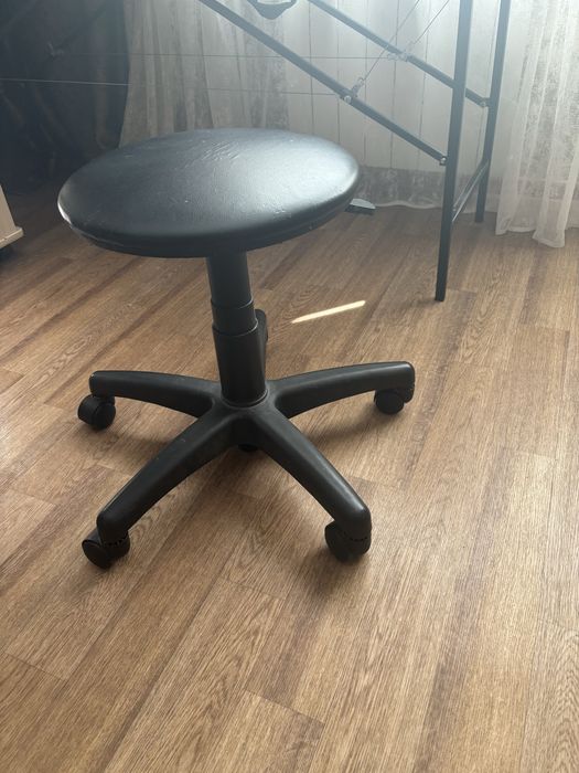 Стул на колесиках