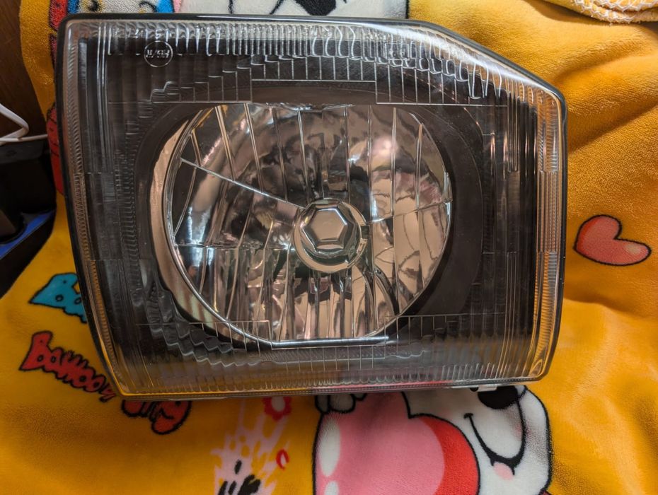 Продам фары на Паджеро 2