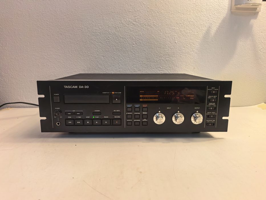 Tascam DA 30 Digital Audio Tape Deck DAT