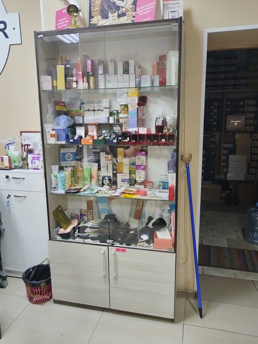 Продаётся Шкаф витринный