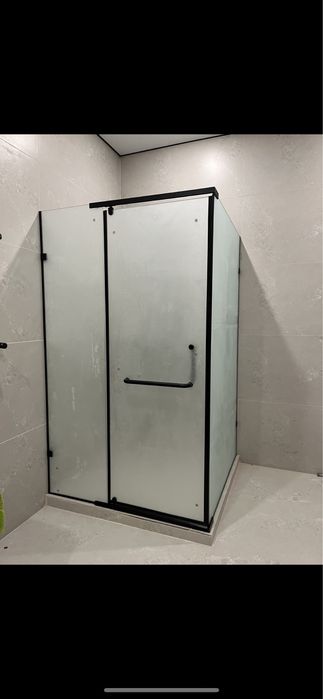 Душевые кабины , перегородки из стекла