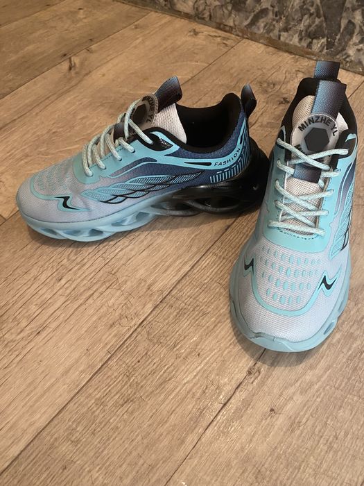 Новые кросовки женские 36р торга нет