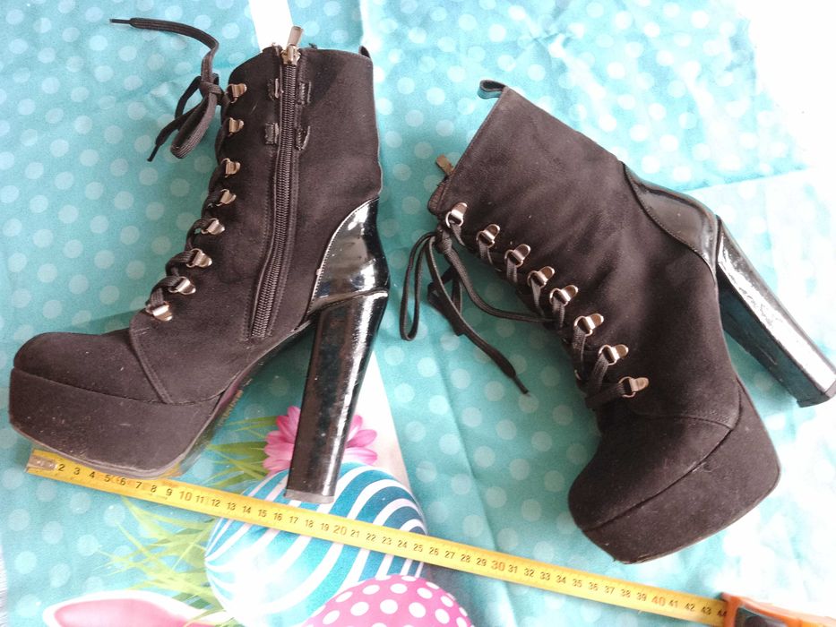 Продавам боти велур и лак. №37, но отговарят на №36. Запазени.