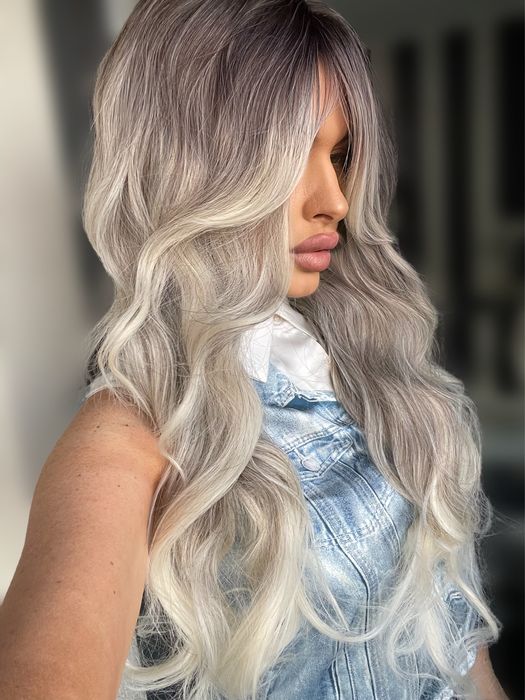 Peruca blonda  lunga , ondulata , blond gri , suvite