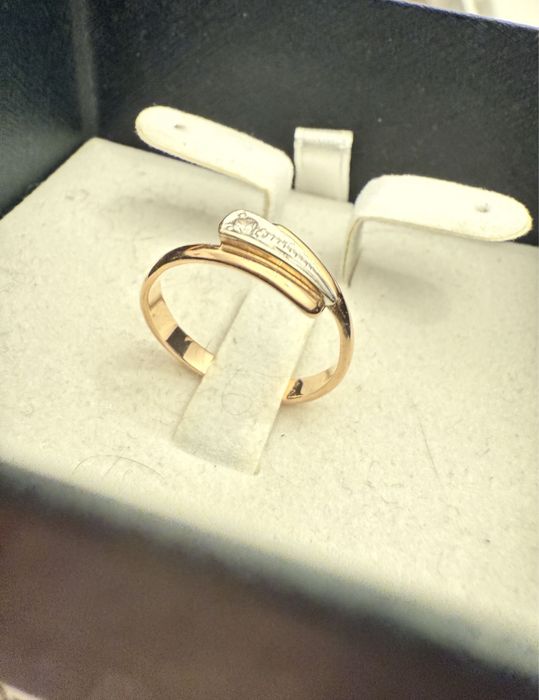 Кольцо с бриллиантом