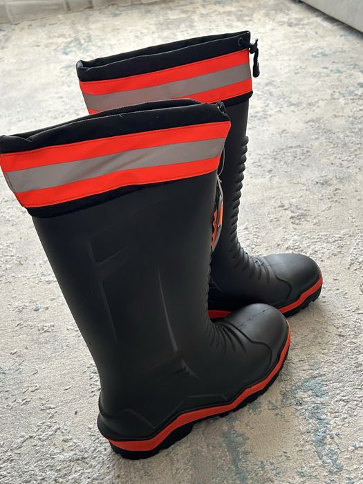 Продаеться сапоги