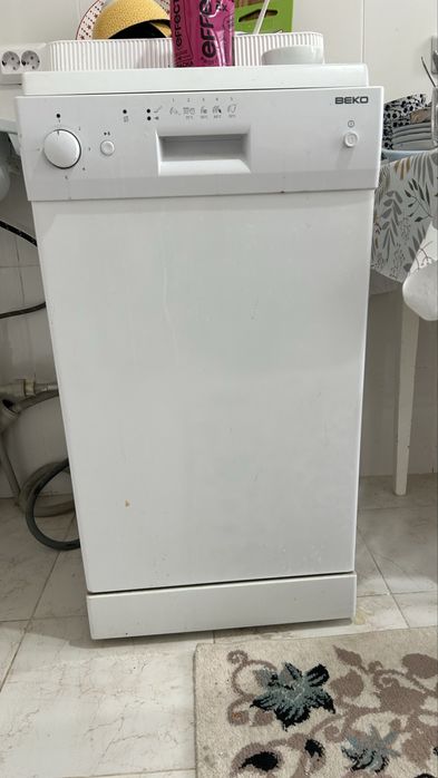 Белая посудомоечная машина