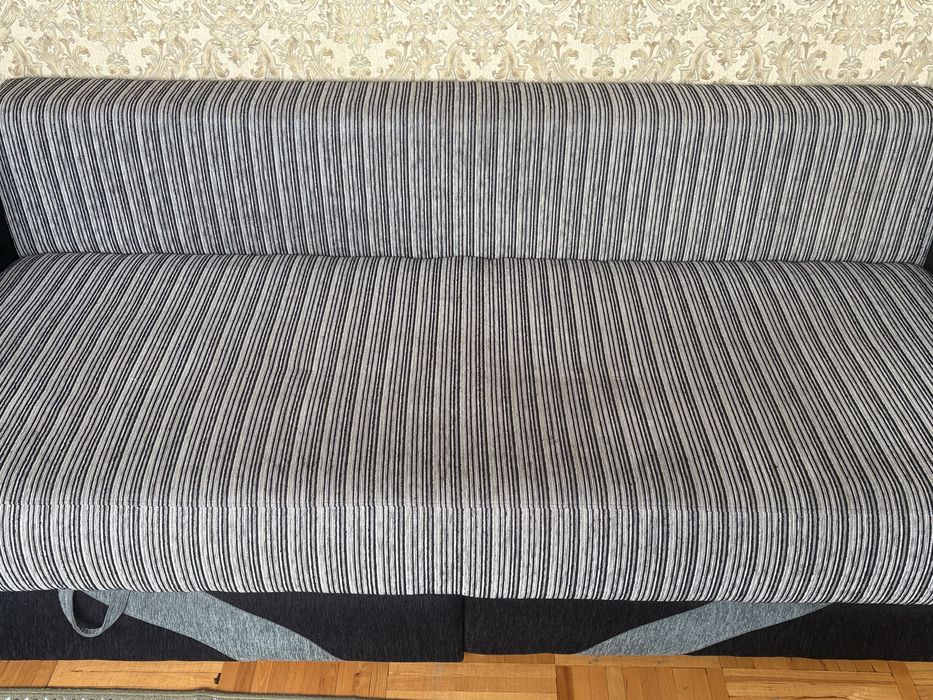 Диван с пружинной основой б/у