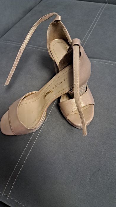 Сандали на дебел ток