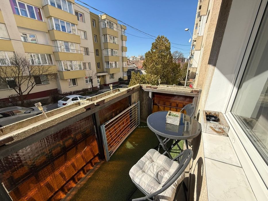 Închiriez apartament cu 2 camere