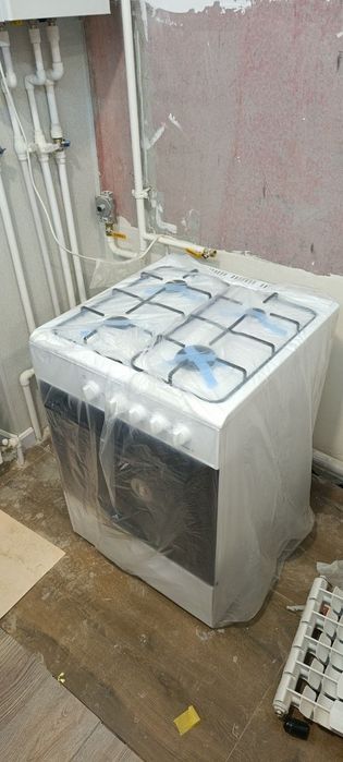 Новая газ плита, белого цвета