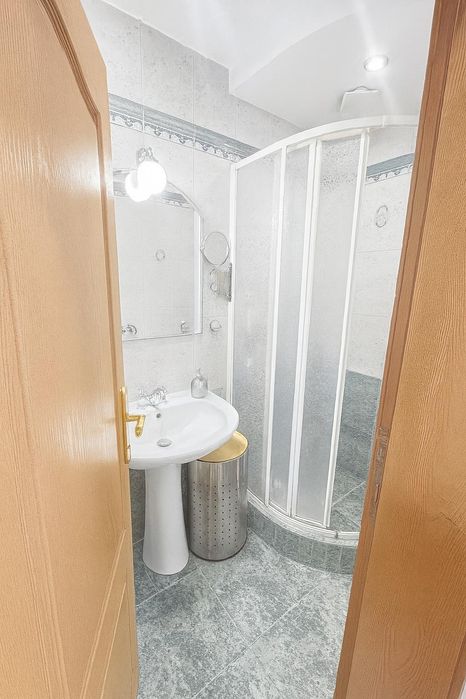 Дава се под наем Тристаен апартамент в Пловдив, Младежки Хълм - 130 кв.м за 663 € - Снимка #8