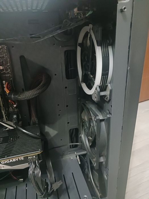 Vând PC-i3 9100F, gtx 1070, 16gb RAM, sursa 620W+tastatura mecanica