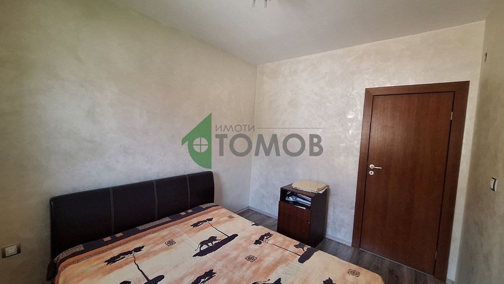 Прекрасно обзаведен и оборудван тристаен апартамент с гараж в кв. Сам