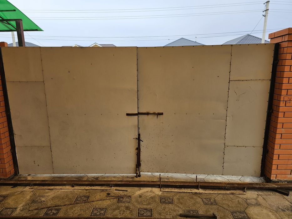 Ворота. Қақпа есігімен.