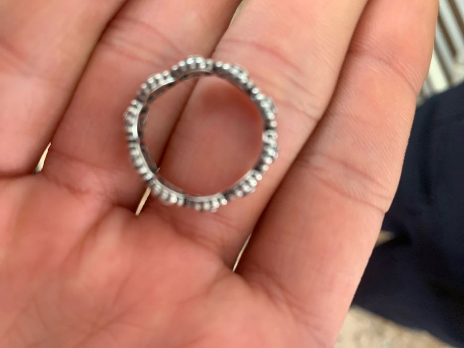 Kumush uzuk holati yahshi toshlari bor