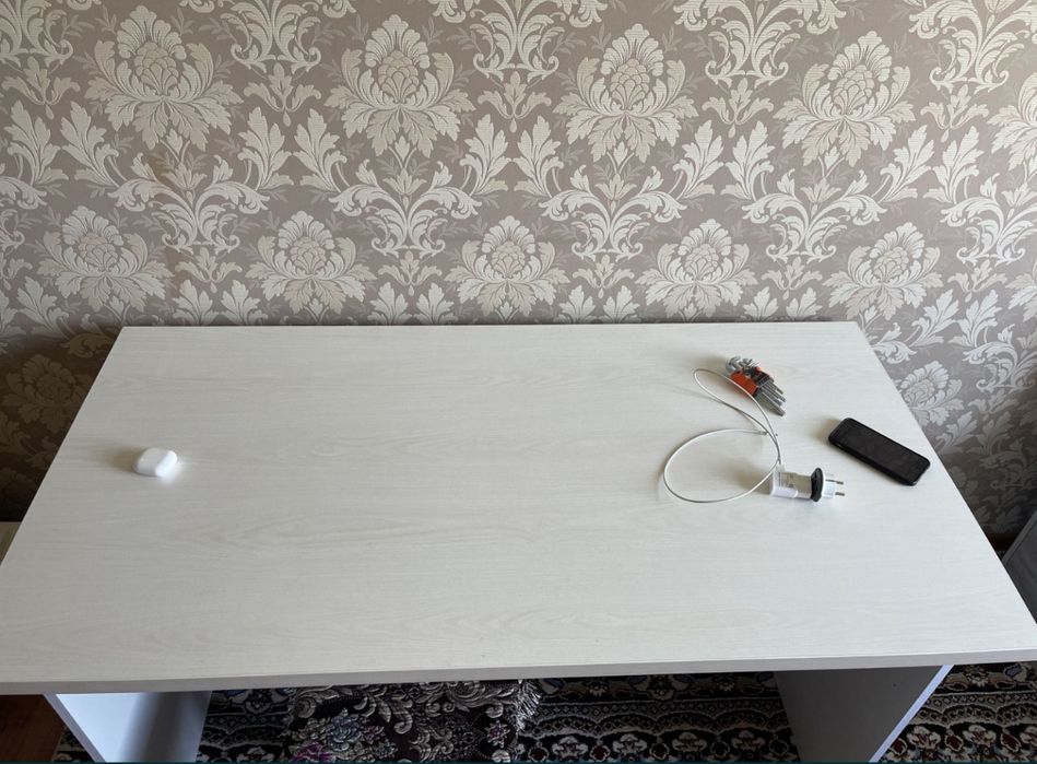 Большой письменный стол / длина 137 см