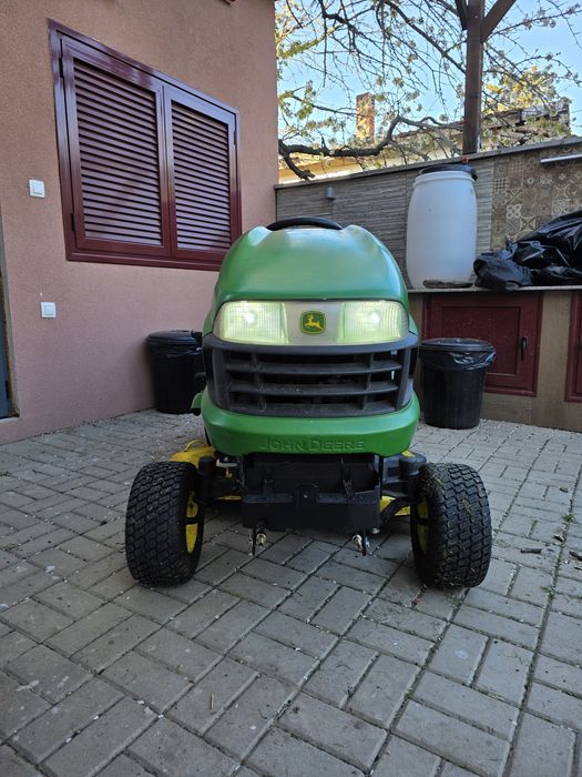 Продавам тракторна косачка John Deere X300R с кош за тревата