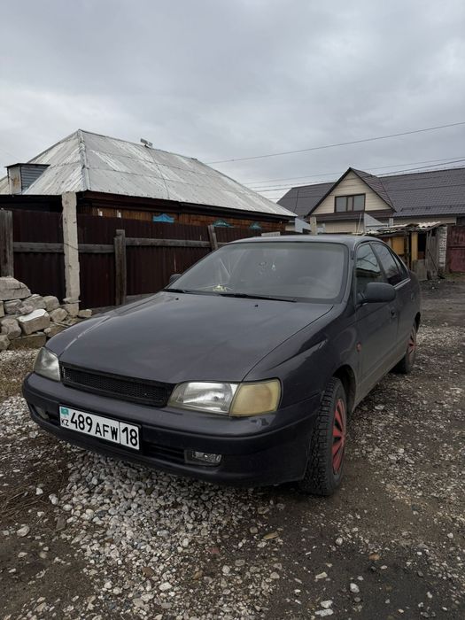 продам машину тойота карина е