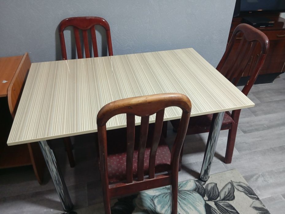 Стол и три стула продам не дорого в нормальном состоянии